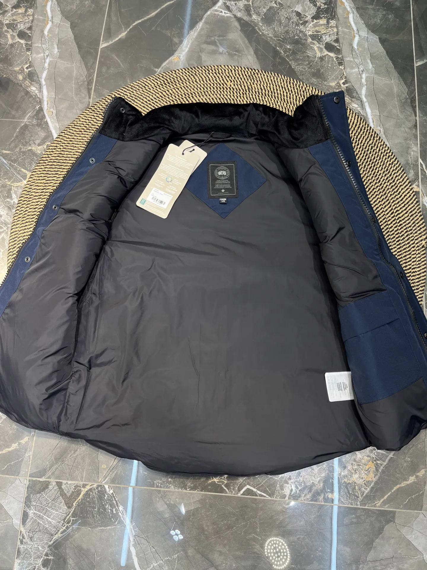 P380 🇨🇦Canada Goose""🇨🇦🌟 Garson down vest has always been recognized as the warmest down jacket. Various Instagram celebrities, Internet celebrities, and celebrities often wear it for street photos. I make Canada Goose every year, but I still can't get rid of my love for it. No matter how cold the days are, there is no need to be afraid, because there is! Filled with 90% white duck down, it is the legendary warmest down jacket and is known as a must-have for Arctic outdoor sports! The most popular down jacket in the world, celebrities are rushing to buy it, it is a must-have!  Size: XS to 2XL
